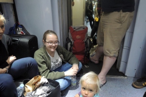 Der Zug ist total überfüllt. Mayla stört es nicht, dass wir auf dem Boden sitzen müssen - vor allem wenn die Mitreisenden sie mit Snacks verwöhnen!