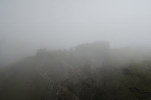 Das Schloss Tintagel im Nebel
